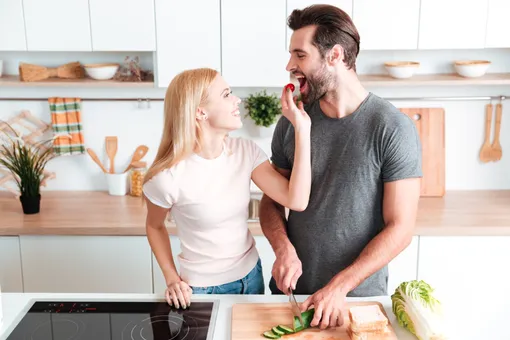 Мужчина и женщина на кухне