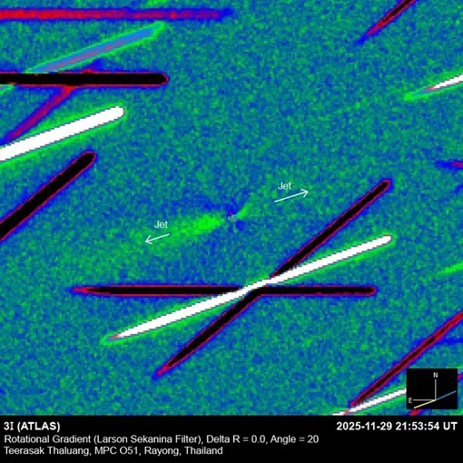 В левом нижнем углу наблюдаются два заметных джета, включая антихвост в направлении Солнца