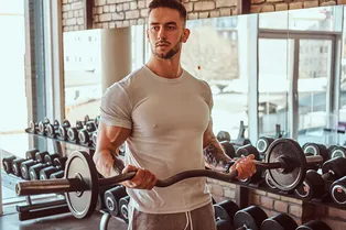 Пошаговая инструкция: как накачать широкую грудь с помощью жима лежа