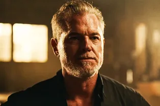 Прикован к креслу, но снимается в кино: как Эрик Дейн из «Анатомии страсти» и «Эйфории» живет с неизлечимым заболеванием