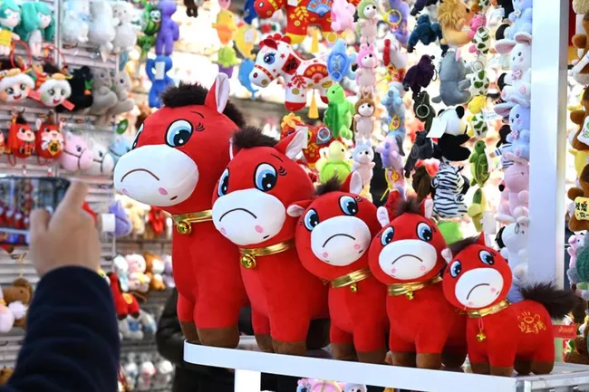 Кукума вместо Лабубу: в Китае вирусится плюшевая лошадь с перевернутой улыбкой