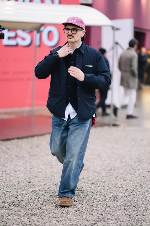 Посетитель выставки мужской моды Pitti Uomo в 2026 году