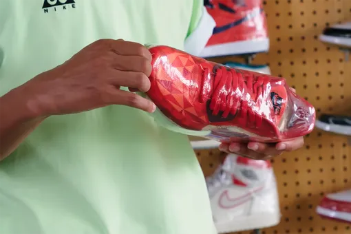 Киллиан Мбаппе выбрал для покупки кроссовки Nike Air Max 90 Ice красного цвета