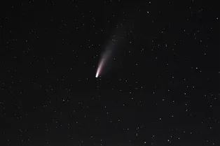 Не просто пыль: частицы в хвосте кометы 3I/ATLAS оказались аномально большими