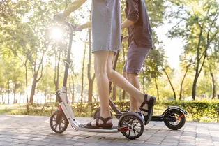 В Москве выписали штраф на 100 тысяч рублей: его получили пятеро подростков, катавшиеся на одном самокате