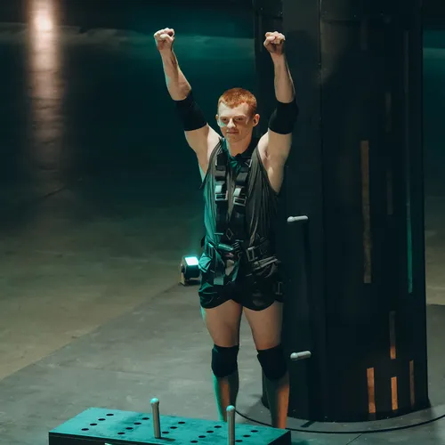 «Сильный мужчина — это тот, кто не боится брать на себя ответственность»: интервью с победителем шоу «Титаны»