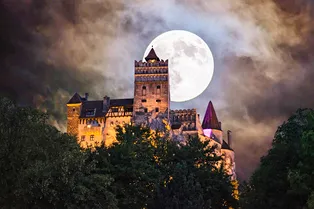 Для чего в замке Дракулы на стенах сделаны кабины снаружи