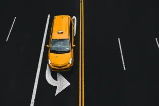 Выезд на встречную полосу: что считается нарушением ПДД и какой штраф назначат Выезд на встречную полосу: что считается нарушением ПДД и какой штраф назначат