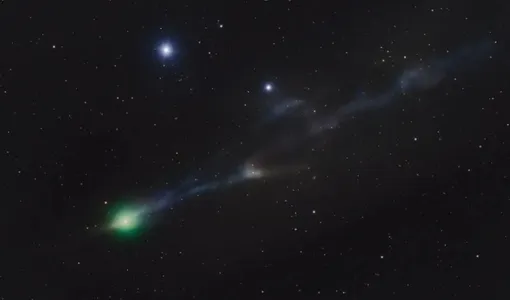 Новый снимок 3I/ATLAS, сделанный 25 ноября, показал странные изгибы хвоста и ярко-зеленое ядро