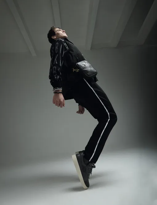 Жилет, ICEBERG; свитер и брюки, BIKKEMBERGS; носки, FALKE; кеды и сумка, GIUSEPPE ZANOTTI; браслеты, GREGORY LEPS JEWELRY