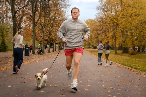 Тэрон Эджертон в предстоящем фильме «Все хотят меня» Тэрон Эджертон