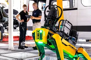 Машины делают машины: рободог вышел на работу в Mercedes