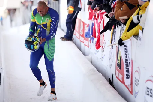 Эдсон Биндилатти после завершения выступления на Чемпионате мира по бобслею и скелетону в 2025 году Эдсон Биндилатти после завершения выступления на Чемпионате мира по бобслею и скелетону в 2025 году