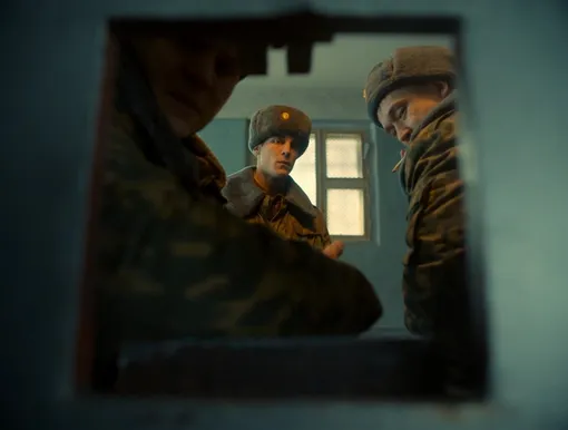 Кадр из сериала «Аутсорс» (2025)