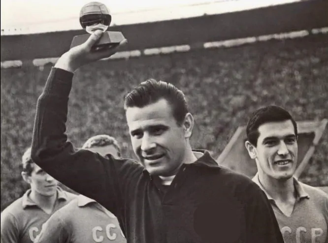 Кто держит трофей?