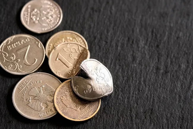 Надеяться на рубль не стоит: в каких валютах и активах выгодно хранить деньги в 2026 году