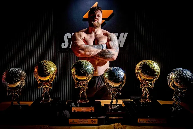 Школьная травля, аутизм и бодибилдинг: Том Столтман рассказал о своем пути к званию самого сильного человека в мире