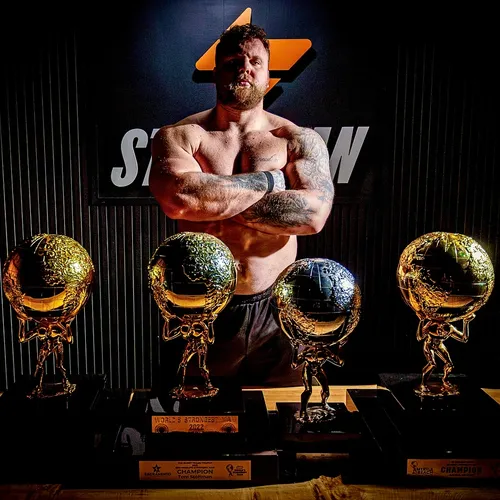 Школьная травля, аутизм и бодибилдинг: Том Столтман рассказал о своем пути к званию самого сильного человека в мире