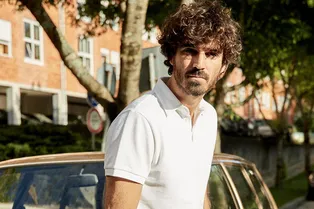 Какие поло покупать в 2026 году и как носить: 12 беспроигрышных образов Какие поло покупать в 2026 году и как носить: 12 беспроигрышных образов