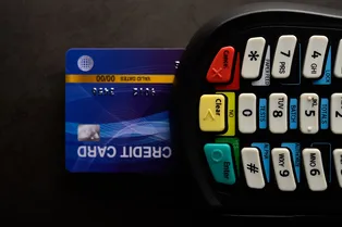 Россиянам начнут массово отказывать в новых картах: когда появится единый банковский реестр