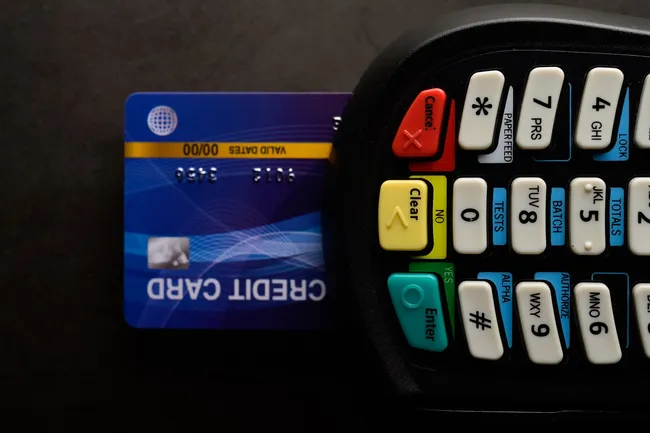 Россиянам начнут массово отказывать в новых картах: когда появится единый банковский реестр