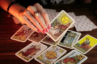 Миллениалы строят карьеру по гороскопу: как астрология стала новым инструментом для собеседований и повышения на работе