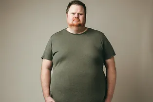 Мужчина весом 200 кг был девственником до 30 лет. Теперь он бодибилдер и любимец женщин — вы его ни за что не узнаете