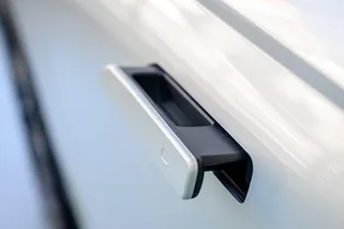 Скрытые дверные ручки в автомобилях запретили власти Китая: из-за них гибли люди