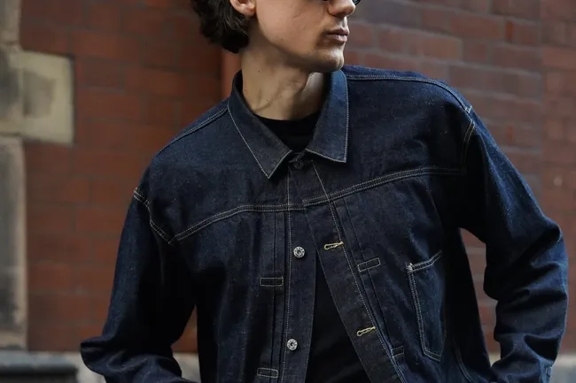 Что носить весной 2026: 10 образов с джинсами на +10 градусов