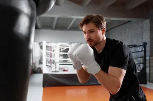 Боксерский прием, который сжигает жир быстрее, чем HIIT-тренировки: упражнение на 10-15 минут в день Боксерский прием, который сжигает жир быстрее, чем HIIT-тренировки: упражнение на 10-15 минут в день