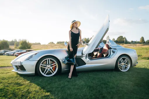 Гостья конкурса рядом с автомобилем Mercedes-Benz McLaren SLR Stirling Moss