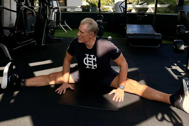 В 68 лет Дольф Лундгрен сохраняет отличную форму: как оказалось, программа тренировок актера очень проста