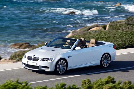 BMW M3 Convertible E93 — в версии М очень дорогой коллекционный автомобиль. Но с более простыми моторами модель становится вполне доступной по меркам «игрушек на лето»