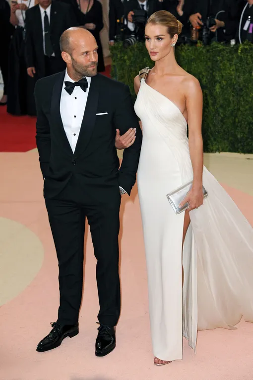 Джейсон Стэйтем и Рози Хантингтон-Уайтли на мероприятии Met Gala, 2016 г.