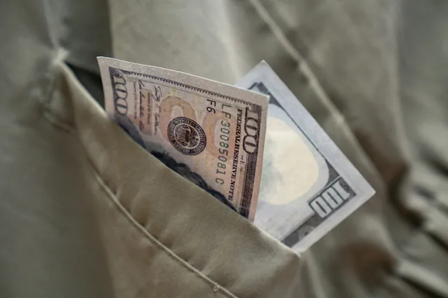 Почти половина россиян делают это хотя бы раз в год: проверьте свою куртку