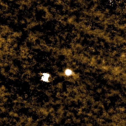 Cнимок, показанный на брифинге 19 ноября. Он сделан миссией PUNCH (Polarimeter to Unify the Corona and Heliosphere), наблюдающей за Солнцем. На фото, справа от объекта, виден хвост кометы.