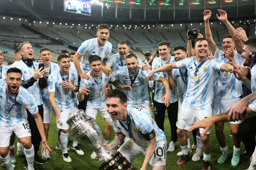 Сборная команда Аргентины празднует победу после финального матча Кубка Америки 2021 года между Аргентиной и Бразилией Сборная команда Аргентины празднует победу после финального матча Кубка Америки 2021 года между Аргентиной и Бразилией