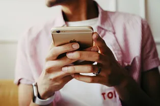 Apple массово блокирует iPhone россиян: под ударом оказались тезки людей из санкционных списков Apple массово блокирует iPhone россиян: под ударом оказались тезки людей из санкционных списков