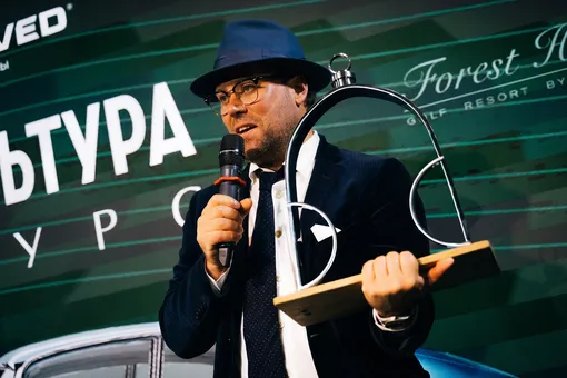 Никита Муравин вручает победителям главный трофей конкурса