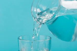 Как с помощью одного движения определить дефицит воды в организме Как с помощью одного движения определить дефицит воды в организме