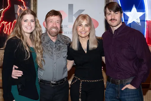 Чак Норрис и Джена О'Келли со своими детьми, братом и сестрой близнецами Дэнили и Дакотой