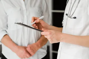 Больше половины врачей вносят фиктивные записи в карты пациентов. В чем смысл и может ли такая практика навредить?