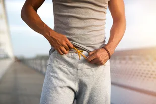 В России вырос спрос на интимную пластику: зачем мужчины массово «молодят» гениталии