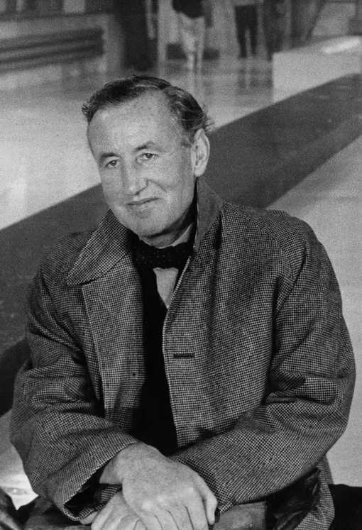 Йен Флеминг на съёмочной площадке фильма «Доктор Ноу» (1962)
