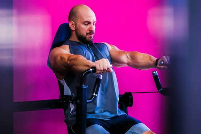 Как после 40 лет нарастить большие мышцы: хитрый трюк эксперта поможет достичь результата