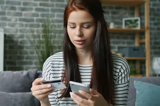 Боятся блокировки и уходят в кэш: новый закон о переводах заставил россиян снова полюбить наличные