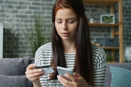 Боятся блокировки и уходят в кэш: новый закон о переводах заставил россиян снова полюбить наличные