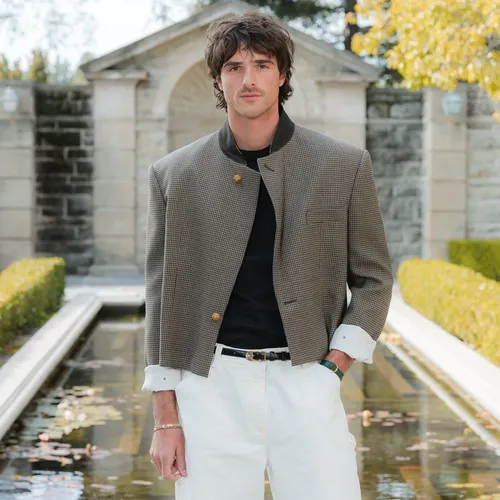 Джейкоб Элорди — самый модный мужчина в Голливуде: вот его лучшие образы на показах «Грозового перевала»