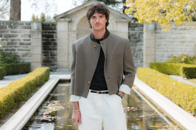Джейкоб Элорди — самый модный мужчина в Голливуде: вот его лучшие образы на показах «Грозового перевала»
