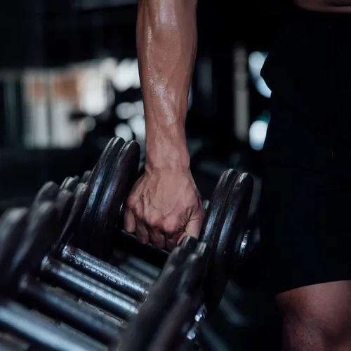 Зачем нужны силовые тренировки после 40 лет: 10 важных упражнений для мужчин среднего возраста